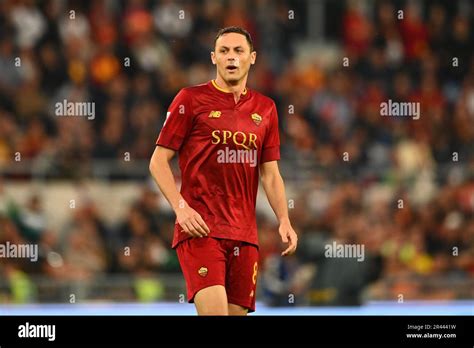 Nemanja Matic Of As Roma Schaut Beim Spiel Der Serie A Zwischen As Roma