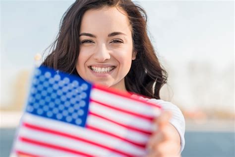 Retrato De Mulher Sorridente Segurando Eua Bandeira Foto Gr Tis