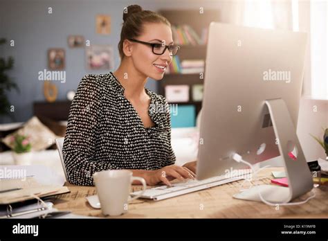 Femme Devant Son Ordinateur Banque De Photographies Et Dimages à Haute Résolution Alamy