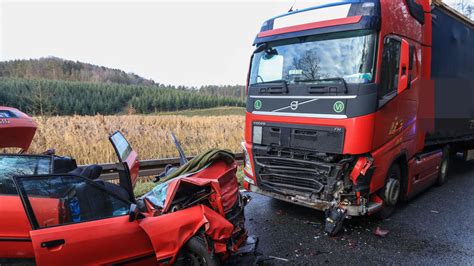 Wachenroth Bayern Audi Und Lkw Krachen Frontal Ineinander Fahrer