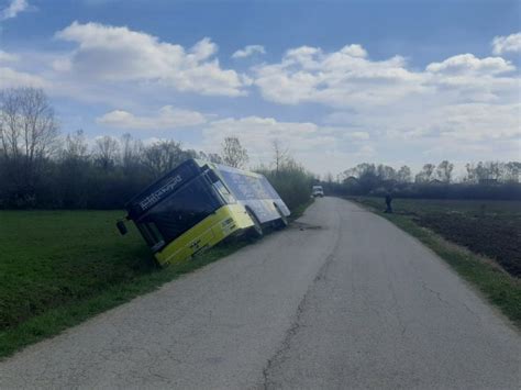 Autobus Sletio Sa Puta Nekoliko Putnika Prevezeno U Bolnicu Foto