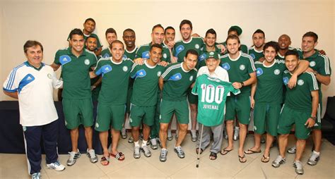 Torcedor quase centenário do Verdão realiza sonho e conhece jogadores