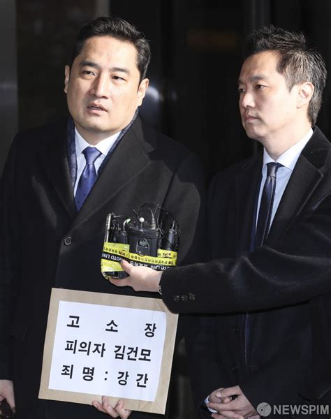 사진 김건모 성폭행 혐의 고소장 제출하는 강용석 김세의