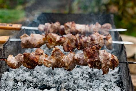 Brochetas De Cerdo Riego Bucal Con Una Corteza Dorada Tostada Y Sabor A