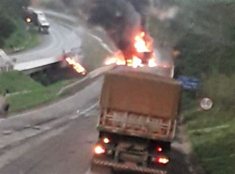 Vídeo Carretas pegam fogo e interditam rodovia federal em MT O Livre