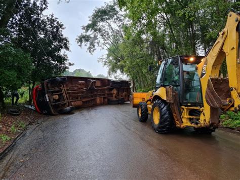 Caminhão carga viva fica sem freios e tomba em Aratiba Tombamento