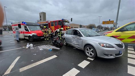 Rollerfahrer Bei Zusammensto Mit Auto Schwer Verletzt