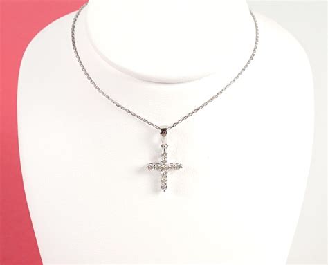 Pendentif Croix En Or Blanc K Oo Serti De Diamants Blancs