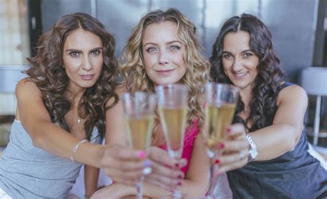 Dos años de MILF Claudia Conserva Yazmín Vásquez y Renata Bravo posan en un jacuzzi Tecache cl