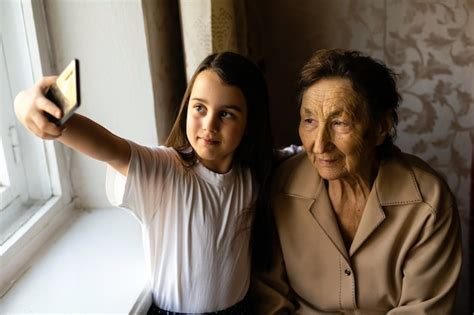 Abuela Y Nieta Una Ni A Linda Le Muestra A Su Abuela Un Tel Fono