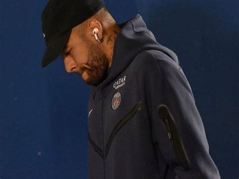 PSG Neymar réagit à l annonce de la fin prématurée de sa saison YOP