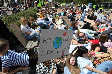 Protest Tysięcy Miast Młodzieżowy Strajk Klimatyczny organizuje