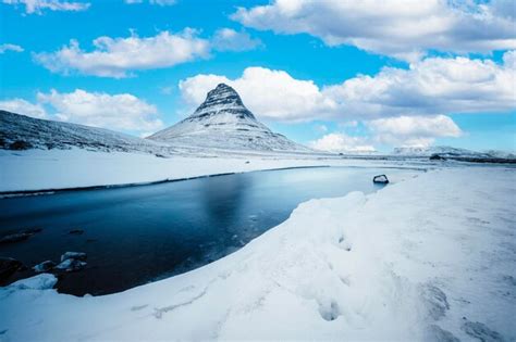 Paisaje Invernal Con Sol Naciente En La Cascada Kirkjufellsfoss Y La