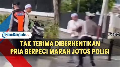 Detik Detik Pria Berpeci Usai Pukuli Polisi Gegara Tak Terima