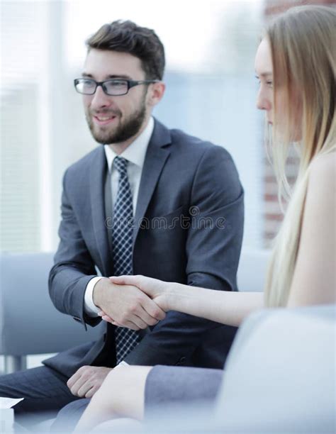 El Primer De Un Encargado Sacude Las Manos Con Un Cliente Regular Foto