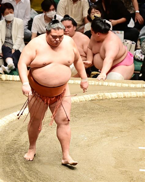 【秋場所】かど番の御嶽海、宇良下し3勝目「今日みたいな立ち合いで残り10番取っていきます」 大相撲写真ニュース 日刊スポーツ