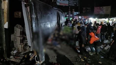 BREAKING NEWS Bus Rombongan Pelajar SMK Di Depok Kecelakaan Di Subang