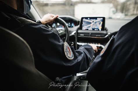 Quimper Deux Policiers Sauvent Un Jeune Homme Qui Mena Ait De Se