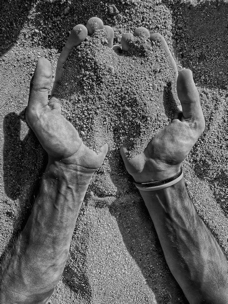 Manos Cortadas De Un Hombre Sosteniendo Tierra Foto Premium