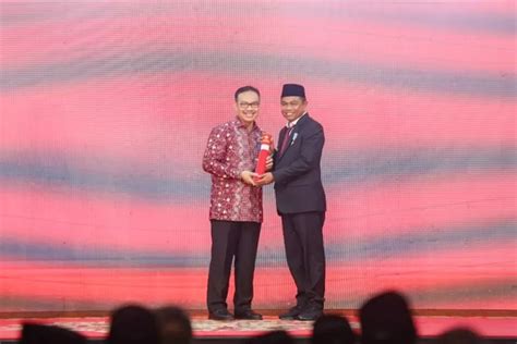 Bupati Dan Ketua Tp Pkk Sergai Terima Penghargaan Manggala Karya