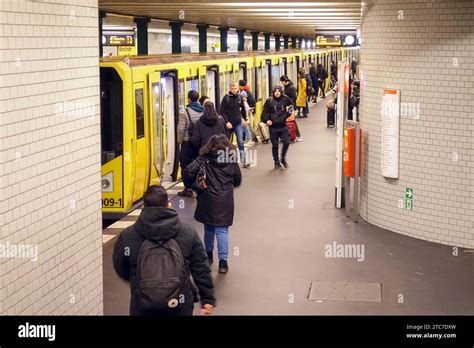 24 11 2023 Berlín GER Fahrgaeste auf einem Bahnsteig im U Bahnhof