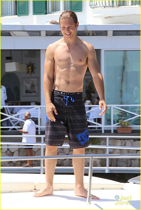 Leo Howard Sheds His Shirt in Italy - See The Shirtless Pics Here ...