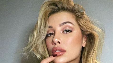 La Hija De Luis Miguel Deslumbra Con Un Diminuto Bikini Y Sacude Las