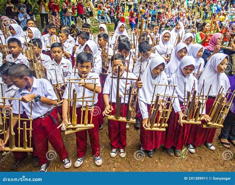 Bandung Indonesia 12 24 2017 Elementary School Students Play