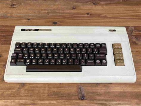 【やや傷や汚れあり （詳細）】e100 Commodore Vic 1001 コモドール 8ビット 家庭用 パーソナルコンピューター レトロ