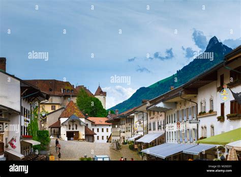 Idyllischen Mittelalterlichen Das Kleine Schloss Schweizer Dorf Bulle