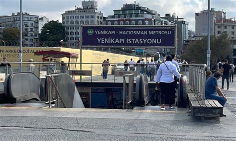 Malfunction on Istanbul metro route frustrates commuters | Daily Sabah