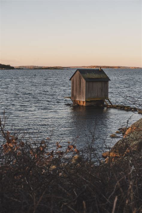 High Res Wooden Cabin On A Lake Picture — Free Images