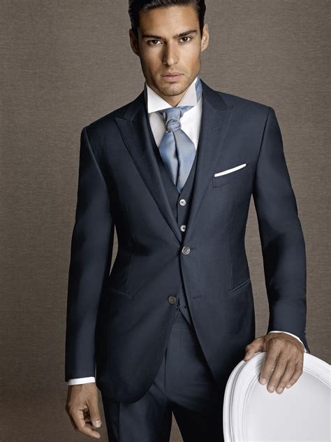 Navy Blue Mentuxedos Wedding Suits For Men Peaked Lapel Groomsmen Suits