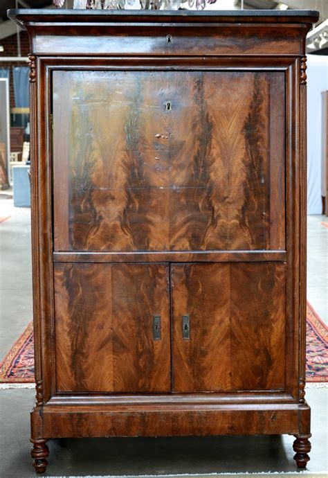 Een Klapsecretaire Van Gefineerd Hout In Louis Philippestijl Met Twee