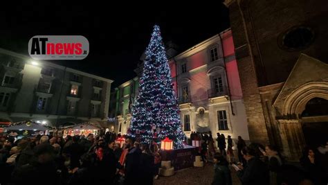 L Accensione Dell Abete In Piazza San Secondo Chiude La Prima Giornata