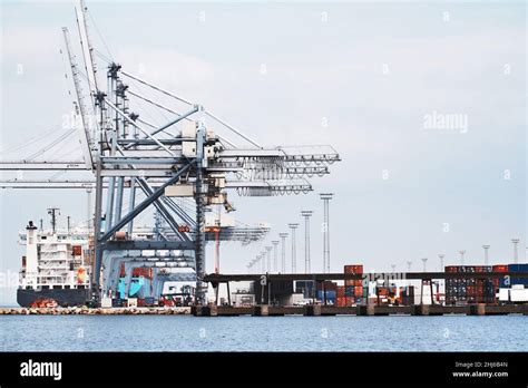 Le Portique Se Fait Dans Un Port Une Photo D Un Port Avec Des Navires