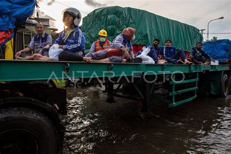 Banjir Rob Di Kawasan Pelabuhan Tanjung Emas Semarang Antara Foto