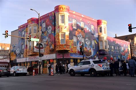 Barrio Mexicano De Chicago Celebra El Dia De Muertos Con Mural Y Flores