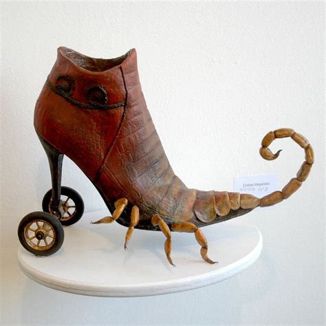 Un Artiste Isra Lien Transforme Des Chaussures En Oeuvre D Art Le