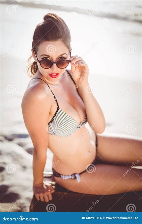 Femme Fascinante Dans Le Bikini Se Reposant Sur Une Vieille Valise Photo Stock Image Du
