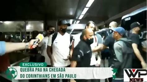 Amea As E Correria Torcedores Do Corinthians Protestam Em Aeroporto