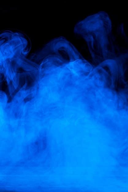 Imagen Conceptual De Humo Azul Aislado Sobre Fondo Negro Oscuro Y Mesa