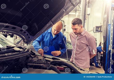 El Mec Nico De Autom Viles Con El Tablero Y El Hombre En El Coche Hacen