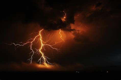 El relámpago en el cielo nocturno Tormenta de trueno Tormenta de