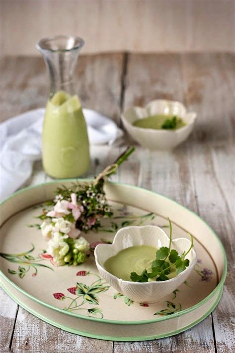 SOPA VELOUTÉ DE AGUACATE MANZANA Y YOGURT CON DIPS DE LANGOSTINOS