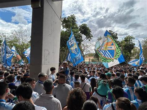 Afición del Málaga canta y anima en la previa del play off