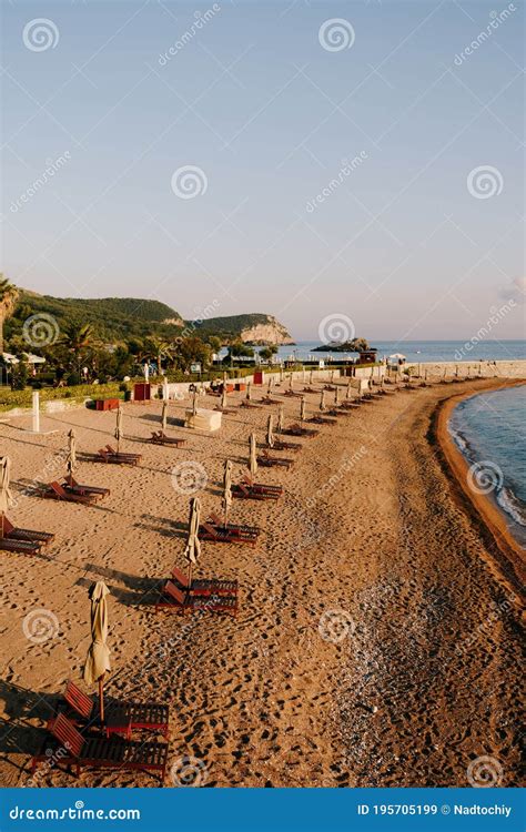 Budva Montenegro De Julio De Tumbonas De Madera Con