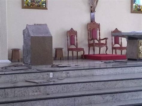 INTOLERÂNCIA RELIGIOSA Homem invade igreja e quebra o altar