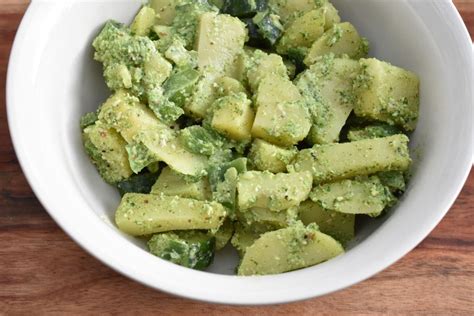 Gr N Kartoffelsalat Med Pesto Nem Opskrift Nogetiovnen Dk