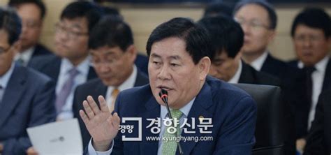 경향포토 국감 질의에 답변하는 최경환 경제부총리 겸 기획재정부 장관 네이트 뉴스